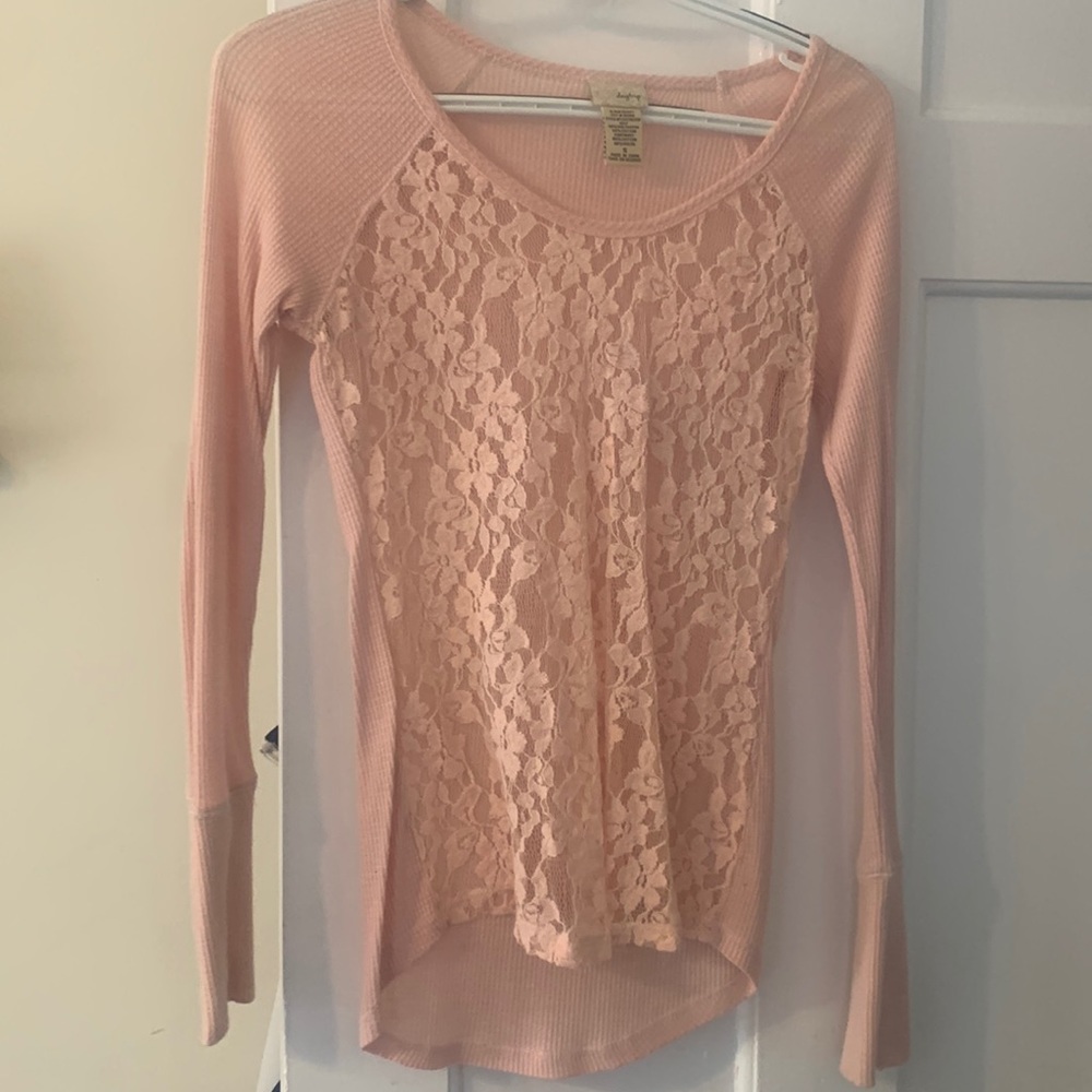 BKE/Daytrip lace/thermal dusty rose top. Long sleeve buttons on bottom
